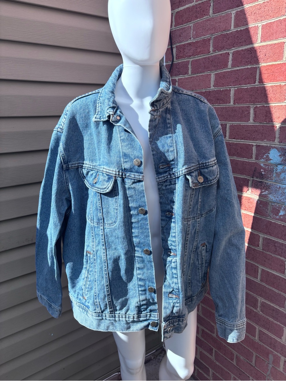 VINTAGE LEE RIVETED JEAN JACKET SIZE
L/XL CLASSIC STYLE